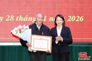 'Membership badges presented to Party members in Muong La, Chieng Hoa communes