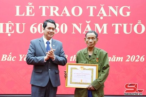 'Provincial official presents Party badges in Bac Yen commune