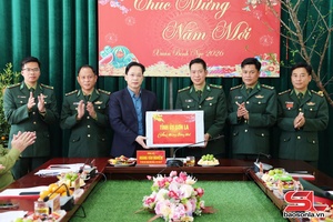 Standing members of provincial Party Committee visit Muong Lan, Sop Cop border communes