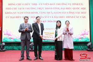Đồng chí Phó Chủ tịch Thường trực HĐND tỉnh xáo hụ vịa dệt cánh nhôm xỏng chương chiềng nẳng xã Bắc Yên