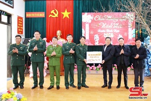 Đồng chí Chủ tịch UBND tỉnh kiểm tra, xáo hụ nang quam cánh nhôm xỏng chương hảư cán bộ, chiến sĩ pưng đơn vị