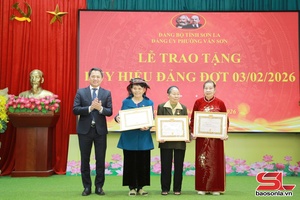 Provincial chairman presents membership badges to Party members, gifts to poor households