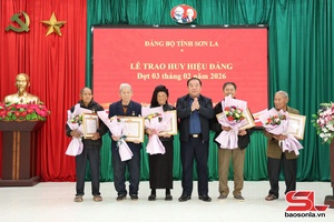 'Membership badges awarded to Party members in Song Ma, Chieng Khoong, Muong Hung communes