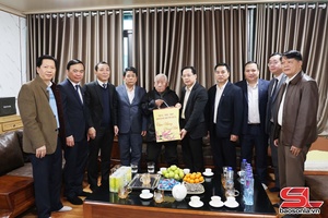 Provincial Party chief visits, presents gifts to policy beneficiary families