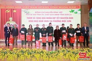 'Đồng chí Chủ tịch UBPX tỉnh Sơn La Cxênhz yuôx, phôngv Tsiaz ntơưv phường Mộc Châu thiaz Mộc Sơn.