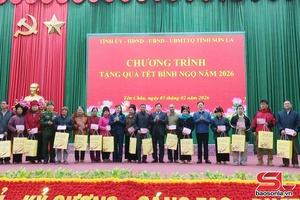 'Tet gifts come to Yen Chau, Chieng Hac, Long Phieng communes, armed forces units