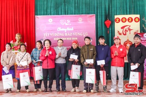 Son La Red Cross Society brings Tet to flood-hit families in Suoi To