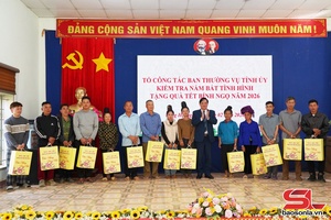 'Đồng chí Phó Chủ tịch Thường trực Ủy ban MTTQ Việt Nam tỉnh mul shuôk thiaz puz huv Tsiaz têx xã Co Mạ, Long Hẹ, Mường Bám thiaz Nậm Lầu