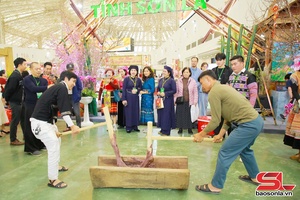 'Kror qơư txux chi hair nênhs Hmôngz tỉnh Sơn La ntơưv jâus Kriz ciaz Chaix ntux yiaz