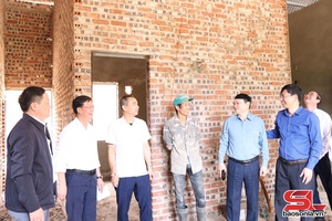 'Đồng chí Phó Chủ tịch UBPX tỉnh cxênhz côngz xưv paz pêx xênhv txov nhêv uô tsêr nhoz ntơưv xã Muổi Nọi