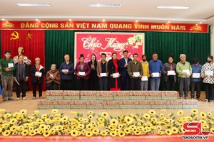 'Đồng chí Trưởng ban Tuyên giáo cánh Dân vận Tỉnh ủy xáo hụ nả vịa cánh nhôm xỏng chương Chiềng nẳng xã Chiềng Sung cánh Tà Hộc