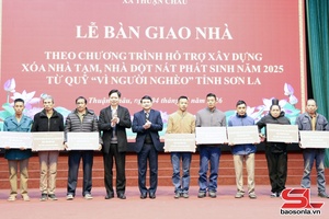 'Thuan Chau hands over houses under substandard housing elimination programme