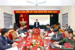 Residents in Gia Phu and Tuong Ha communes receive Tet gifts