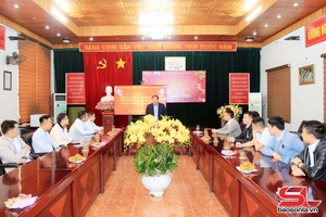 Provincial VFF Committee leader presents Tet gifts to enterprises