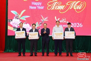 Provincial Party official presents Tet gifts in Quynh Nhai commune