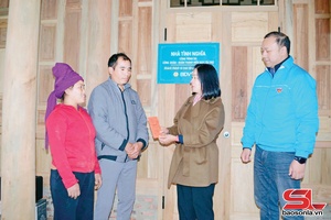 Twelve poor households in Yen Son have temporary housing replaced 