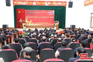 Đồng chí Thống đốc Tsêr nhiax Têz qơưk Việt Nam tuôx shuôk, krưr huv tsiaz tỉnh Sơn La