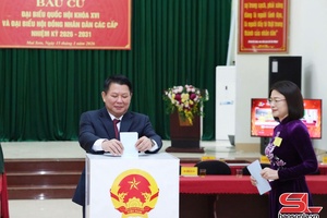 'Đồng chí Phó Bí thư Thường trực Tỉnh ủy, Chủ tịch HĐND tỉnh chôm hặp khày pàng cánh chấp năm quyền công dân nẳng xã Mai Sơn