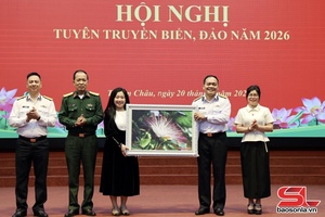 Naval officers help raise sea and island awareness in Thuan Chau