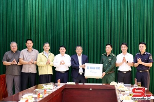 Standing Deputy Minister of Foreign Affairs works at Chieng Khuong main border gate