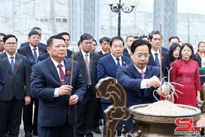 Pưng đồng chí uồn pa tỉnh cánh đại biểu HĐND tỉnh tảy hường nẳng Hươn sơ Pú Hồ cánh Nghĩa trang Liệt sĩ Hươn tu Sơn La