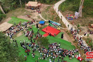 Pàng hội pháư mon đảy mák đảy mua khòng po me chựa côn Mông xã Gia Phù