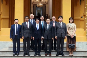 'Đồng chí Bộ trưởng Ngoại giao tiếp Thống đốc tỉnh Okayama, Nhật Bản