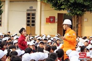 Chiên páo vịa xủ điện phảy dòm, lang đì hảư học sinh nẳng Trường TH, THCS Tân Lập