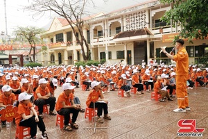Chiên páo, nho sùng luông thồng hụ ma xủ điển lang đì cánh phảy dòm haử chi áo họt 600 học sinh Trương Tiểu học Lo Vằn Giá