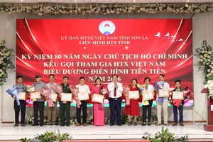 'Bốn sường 80 pì mự Chủ tịch Hồ Chí Minh khék hịa chôm hặp HTX Việt Nam