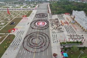 '“Àu khửn chiên cái nẳng sân khấu” pưng khòng khun văn hóa chăn đì