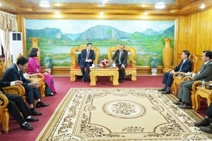 'Đồng chí Chủ tịch UBND tỉnh Sơn La pày dàm tỉnh Hủa Phăn, mương CHDCND Lao