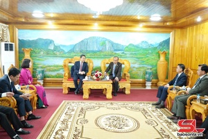 'Đồng chí Chủ tịch UBND tỉnh Sơn La pày dàm tỉnh Hủa Phăn, mương CHDCND Lao