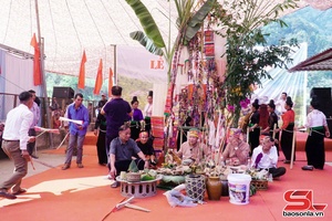 'Tsa đuô cêr đaz kruôk Láng Pang A hair nênhs La Ha, xã Mường Khiêng