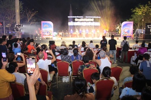 'Son La art programme celebrates reunification anniversary