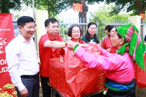 'Humanitarian market held in Pac Nga commune
