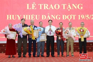  Đồng chí Bí thư Tỉnh ủy puz Côngz mênhx Đảng ntơưv phường Tô Hiệu