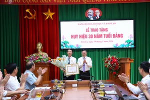 'Provincial education official receives Party membership badge