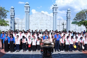 'Provincial Youth Union offers incense at President Ho Chi Minh Temple at Tay Bac Square
