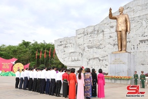 Provincial leaders offer flowers, incense in tribute to President Ho Chi Minh