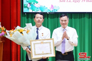 'Đảng bộ Sở Giáo dục cánh Đào tạo nhôm xỏng Huy hiệu Đảng dan 19/5