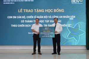 'BIDV Son La awards 57 scholarships to children of armed forces personnel