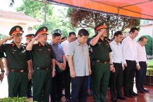 'Incense-offering ceremony held in tribute to fallen soldiers at To Hieu Martyrs’ Cemetery