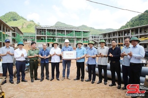 Đồng chí Bí thư Tỉnh ủy cxênhz yuôx hâux lưv cxiv puôz yar cơưv nội trú liên cấp Tiểu học - THCS têx xã đriv têz
