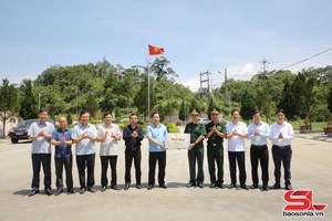 'Tủm pua nhẳn pao tiêng àn nẳng phổng đèn mương