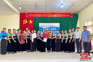 Gia Phù tsưx hưv truôx chax chês ntok ntâu pas
