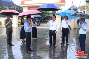 Đồng chí Phó Chủ tịch Thường trực UBND tỉnh kiểm tra thi tốt nghiệp THPT nẳng Phù Yên cánh Gia Phù