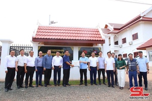 Mú đại biểu cấp sùng tỉnh Sơn La pày dàm cánh bấng le phổng chiên lang văn hóa cánh công trình cạt kiên tẳng tánh nẳng tỉnh Luông Pha Bang