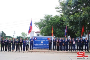 Đoàn đại biểu cấp xùng tỉnh Sơn La pày dàm, dệt vịa cắp tỉnh Bò Kẹo