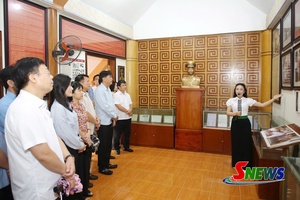 Delegation from National Assembly's Committee for Deputy Affairs pays tribute at Tay Tien Regiment 52 historical relic site
